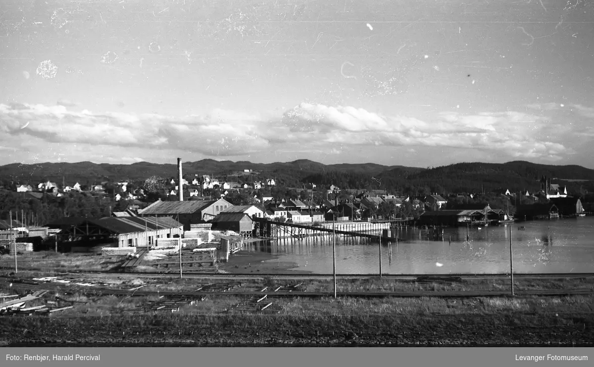 Levangersundet, tatt fra Røstad ved Levangerelva mot Verdalsbruket og sentrum.