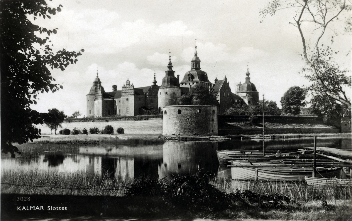 Kalmar slott ifrån Sylvanderparken. Fritidsbåtar till höger.