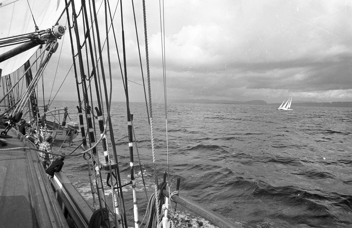 Ungdommer fra Rælingen på tokt med SS "SVANEN" i 1982.
