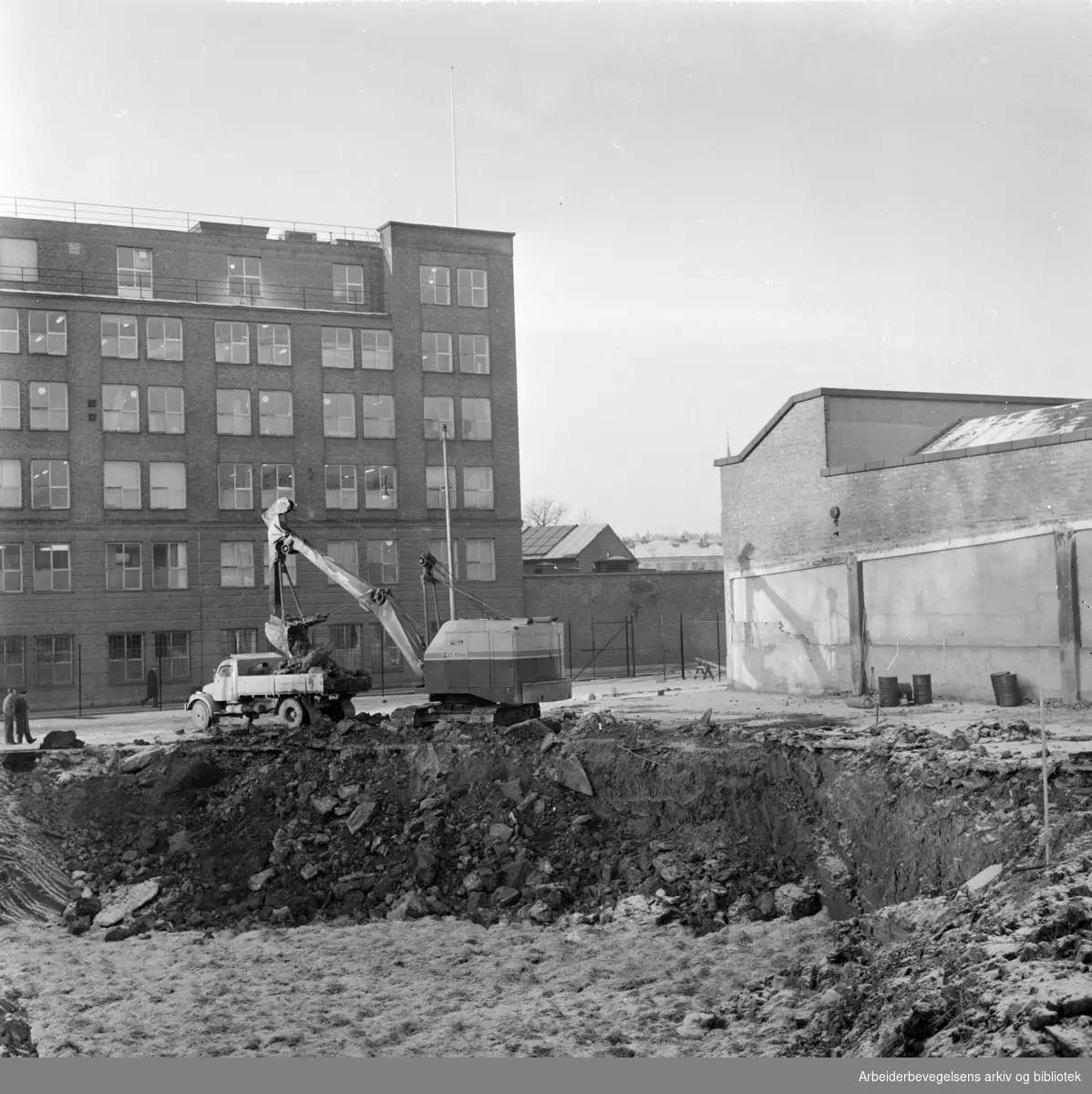Freia a.s.: Verksgata graves opp - om ikke lenge vil Freias nybygg stå klart. Desember 1963
