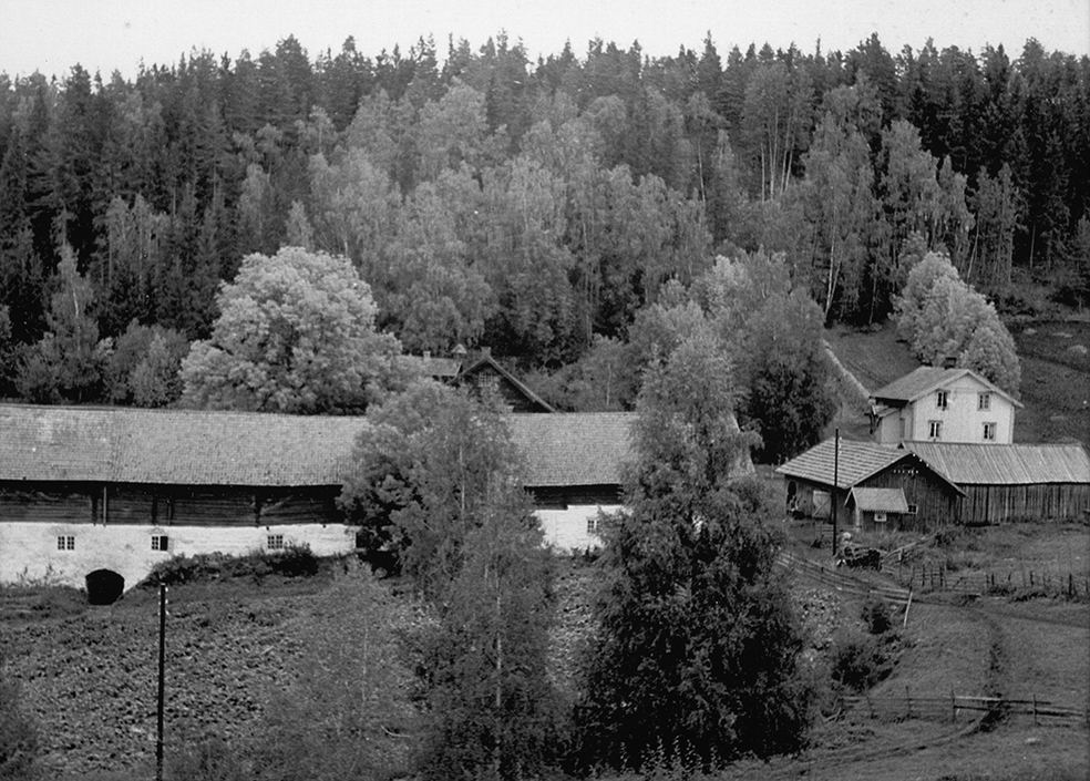 Stenseng gard, Ringsaker. Fjøs og stall oppmurt av kalkstein 1873-75, låven er oppført 1880.