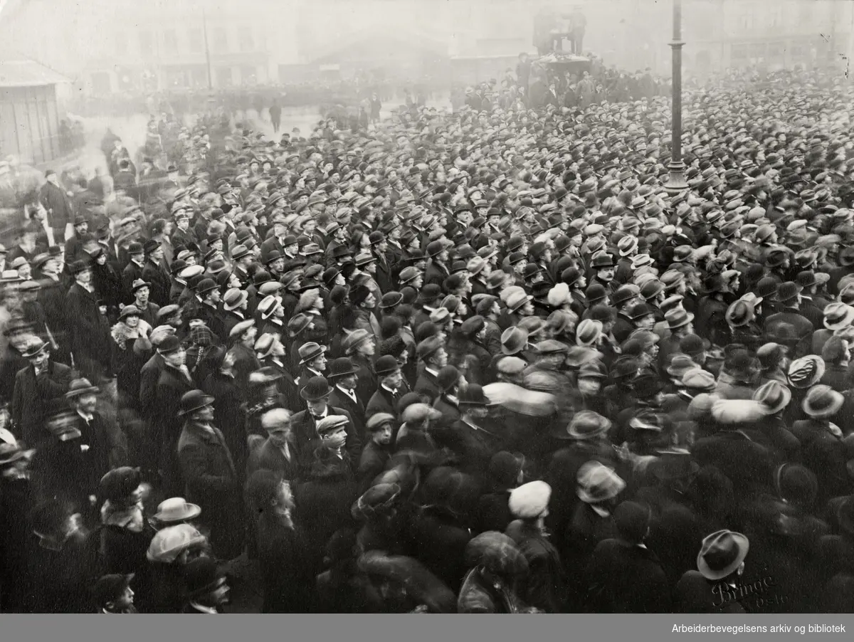 Martin Tranmæl taler på Youngstorget under jernbanestreiken i 1920. Massemøte på Youngstorget etter den store demonstrasjonen lørdag 4. desember 1920.