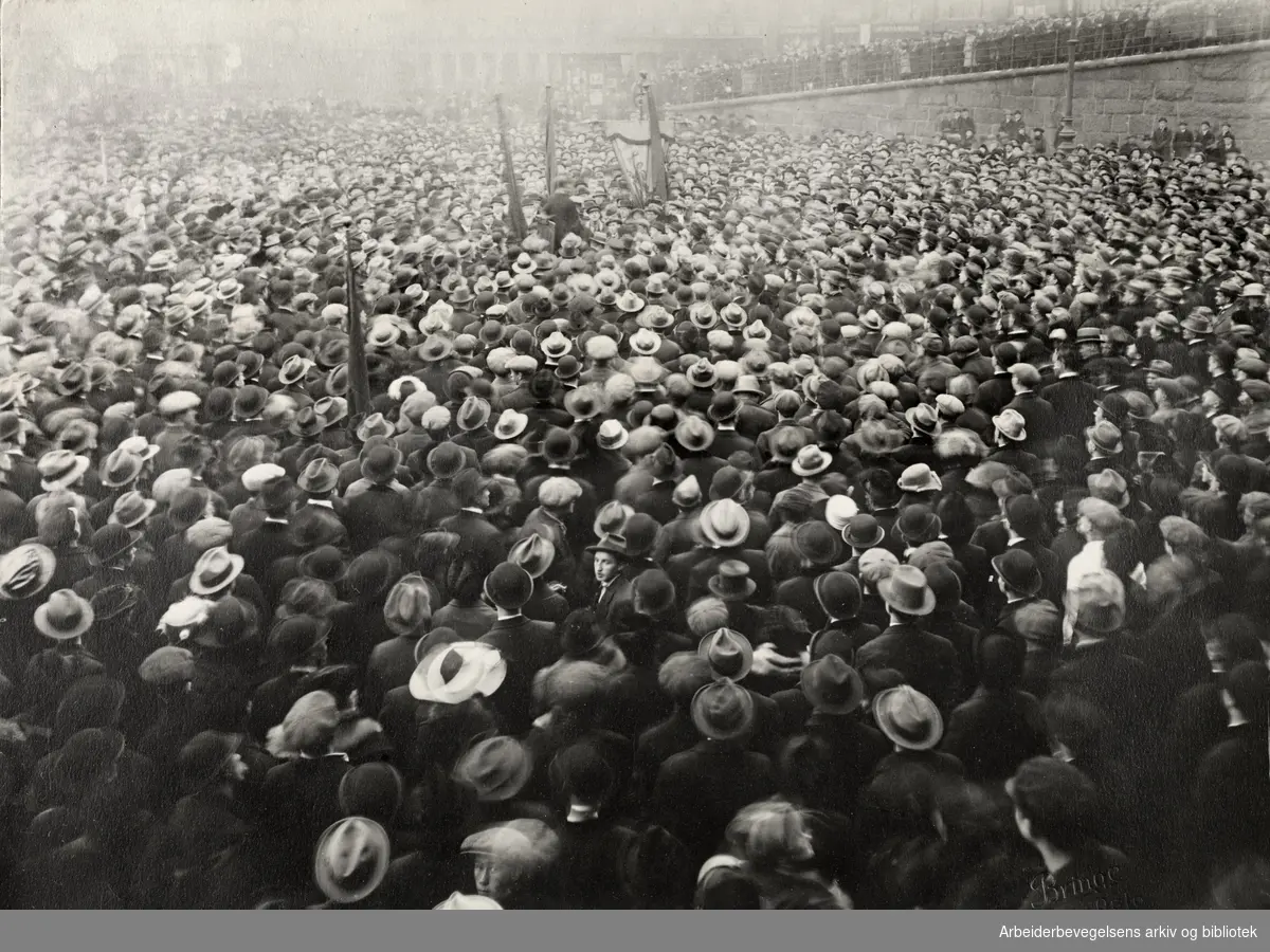 Martin Tranmæl taler på Youngstorget under jernbanestreiken i 1920. Massemøte på Youngstorget etter den store demonstrasjonen lørdag 4. desember 1920.
