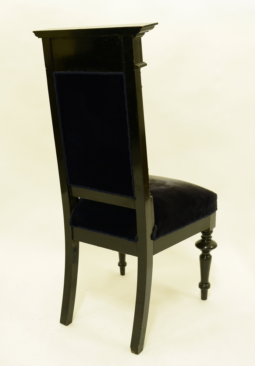 Stol i svartlakkert tre med blått plysjtrekk. Tilhører møblement i tysk nyrenessansestil.
