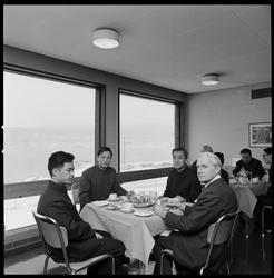 Kinesisk pressedelegasjon på besøk. Lunsj på bedriftsskolen.