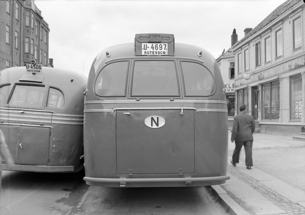 Busser fotografert bakfra i Dronningens gate