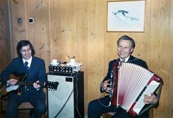 Øivind Stadsnes, gitar og Gunnar Tømmervåg, trekkspill, spil