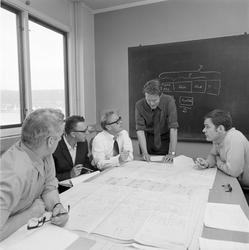 Arbeidsmøte i automatiseringsavdeling.