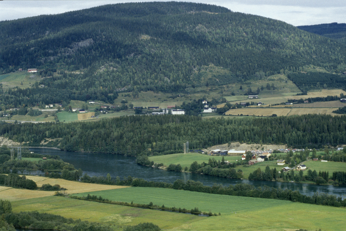 Lillehammer, Nordre Ål, utsikt mot Lågen, Moshølen med Hovemoen, Storhove med Balbergkampen i bakgrunnen.