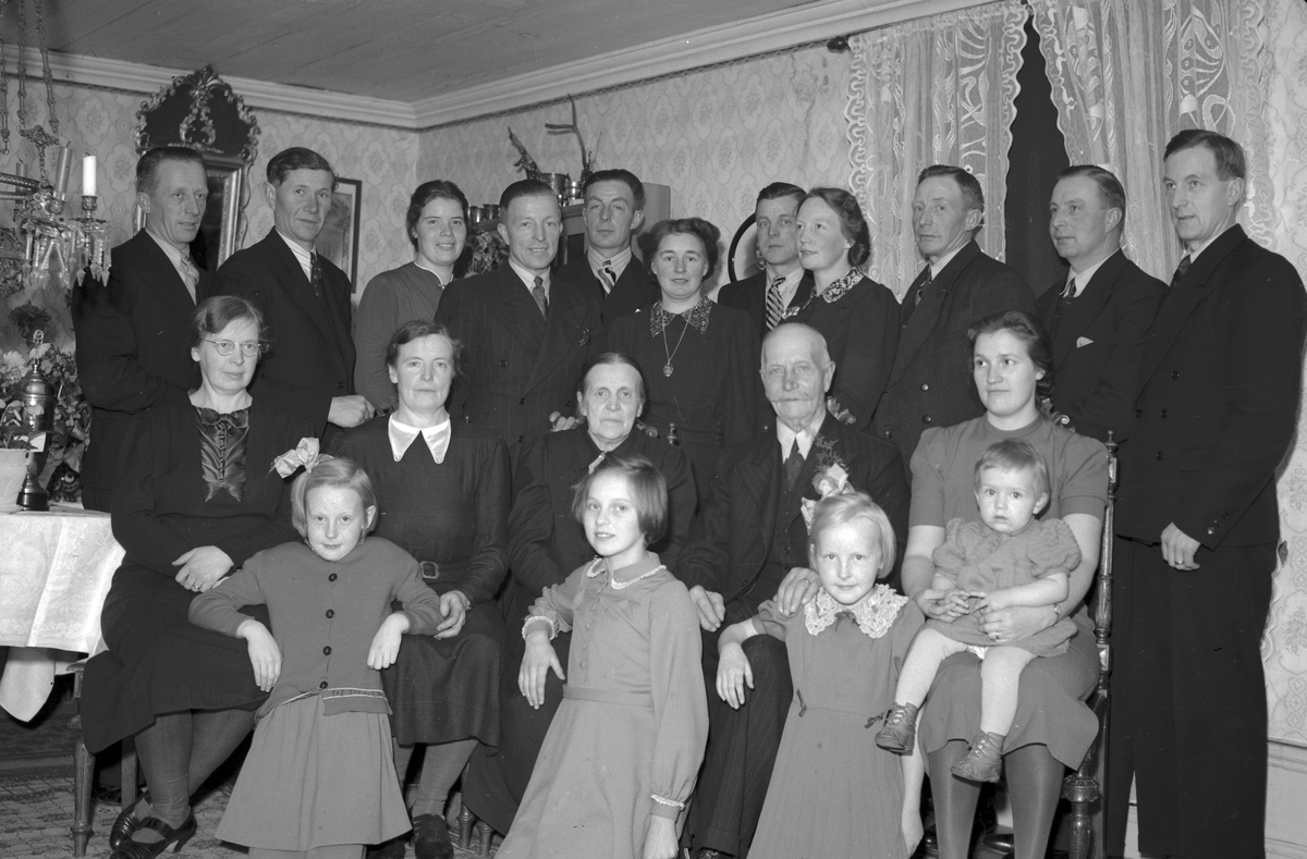 Erik Eriksson, Allmänning, Södra Valbo. Guldbröllop. Den 30 November 1941

