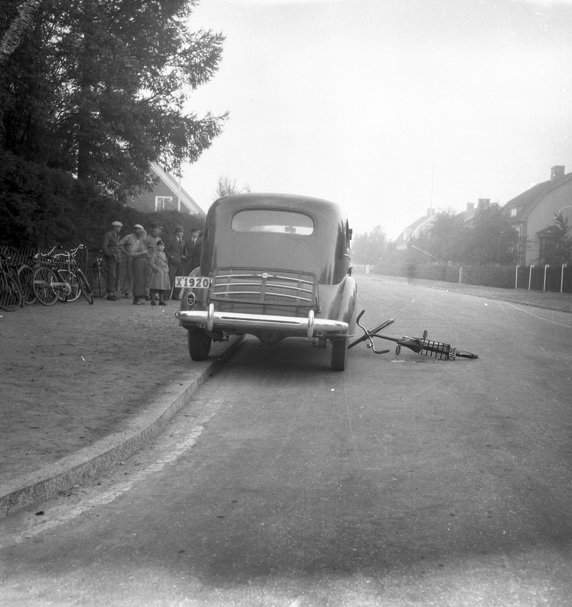Reportage för Gefle Dagblad. Pantzerhjelmska olyckan. År 1936. Bilen en X1920 Chevrolet 1935-1936 ägd av åkeriägare K G Wahlund i Valbo.