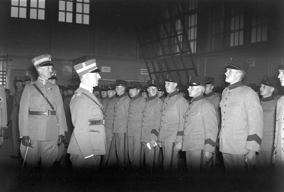Reportage för Gefle Dagblad. Generalens besök på Kungsbäck, I 14, Hälsinge regemente. Exercishuset. November 1937


