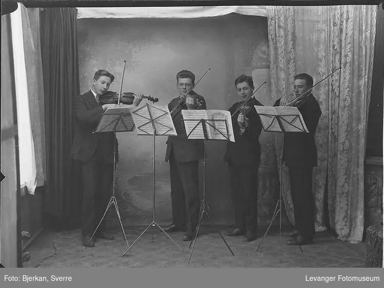 Musikere, fire unge menn spiller fiolin. en av dem har etternavnet Hofjord fornavn ukjent