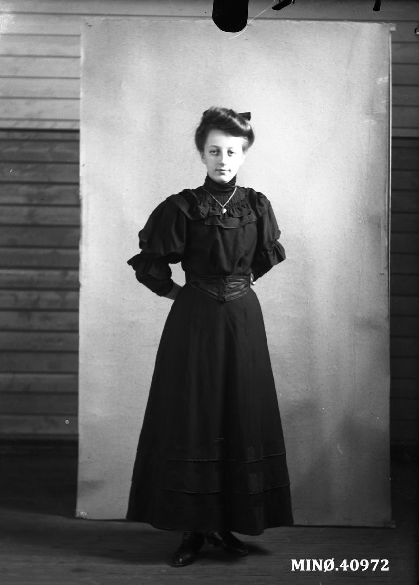 Portrett av kvinne - Thora Øien (9.10.1892-1951 i USA)