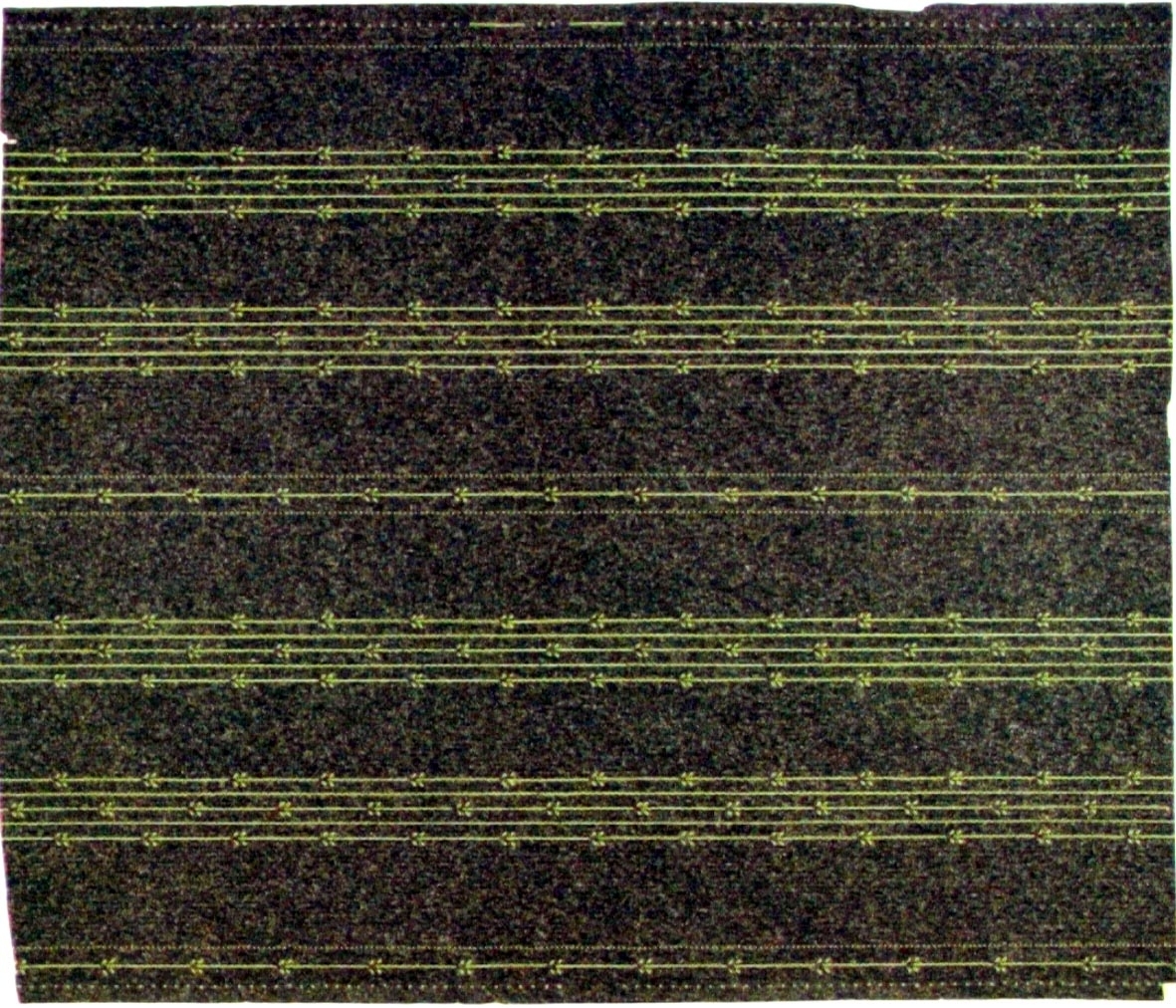 Randmönster bestående av återkommande partier med stiliserade lodräta små bladrankor i gulgrönt på en mörkgrön bakgrund belagd med sågspån.