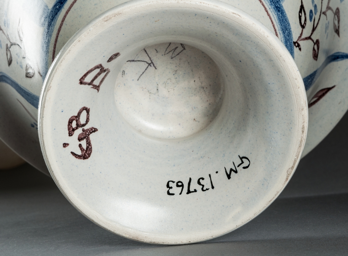 Skål på fot, Bo Fajans, design Eva Jancke-Björk. Dekor i blått och mangan på grå botten. Diam 24 cm, höjd 17,5 cm.