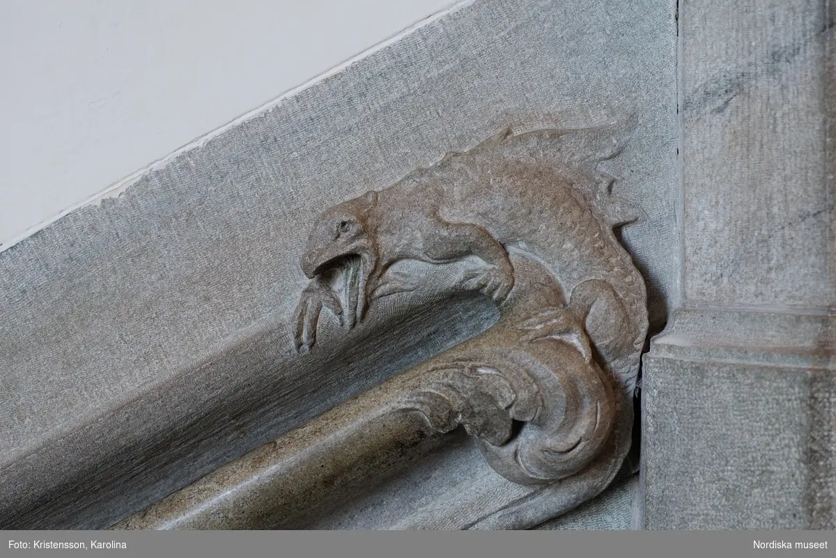 Detaljer huggna i sten i Nordiska museets interiör, dekorelement, kapitäl, figurer