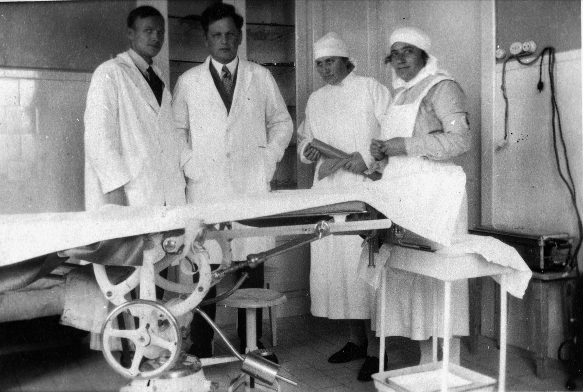 Leger og pleiere på operasjonssalen i gamle Harstad sykehus.