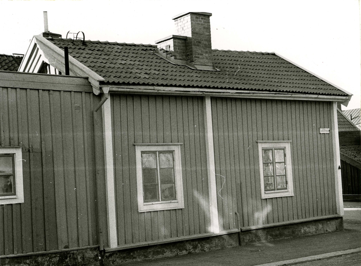 Bostadshus på Landshövdingegatan före renovering. Ännu 1972 saknade detta hus toalett inne.