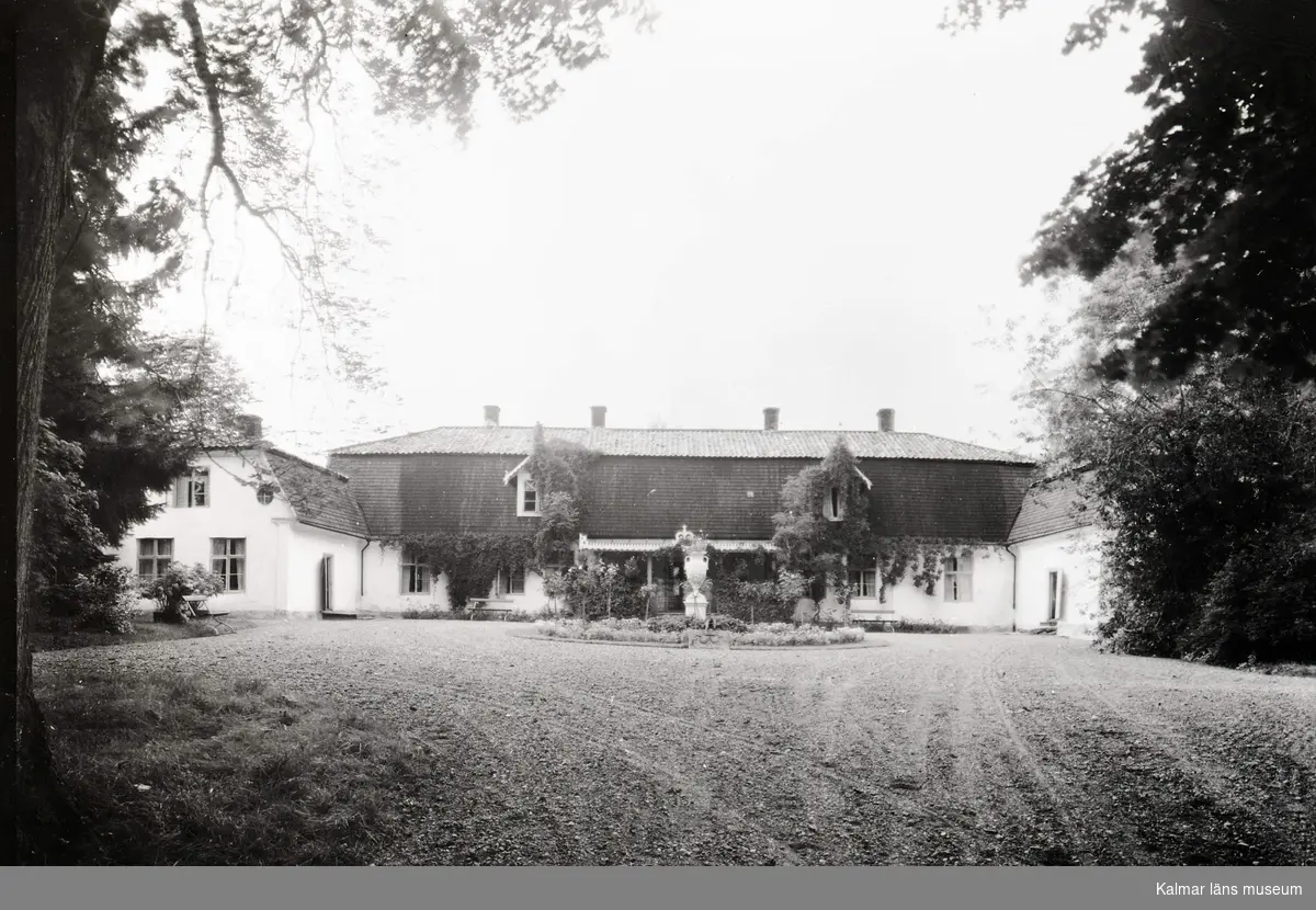 Herrgården med flygelbyggnad i Bjursund i Loftahammar.