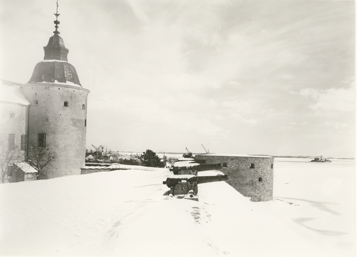 Kalmar slott med fyren Grimskär i bakgrunden, slutet av 1920-talet.