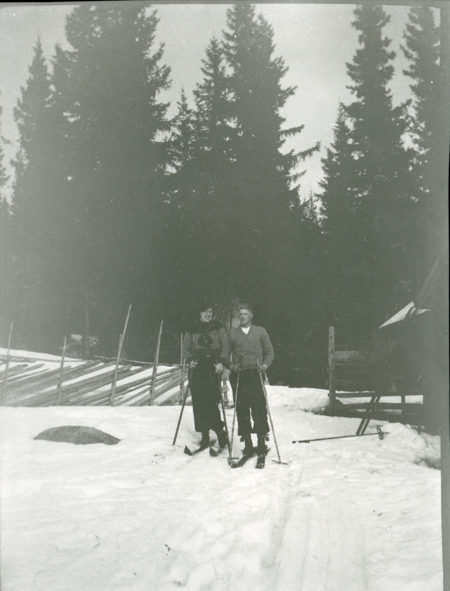 Jenny Julsen på ski sammen med Harald O. Brattrud.