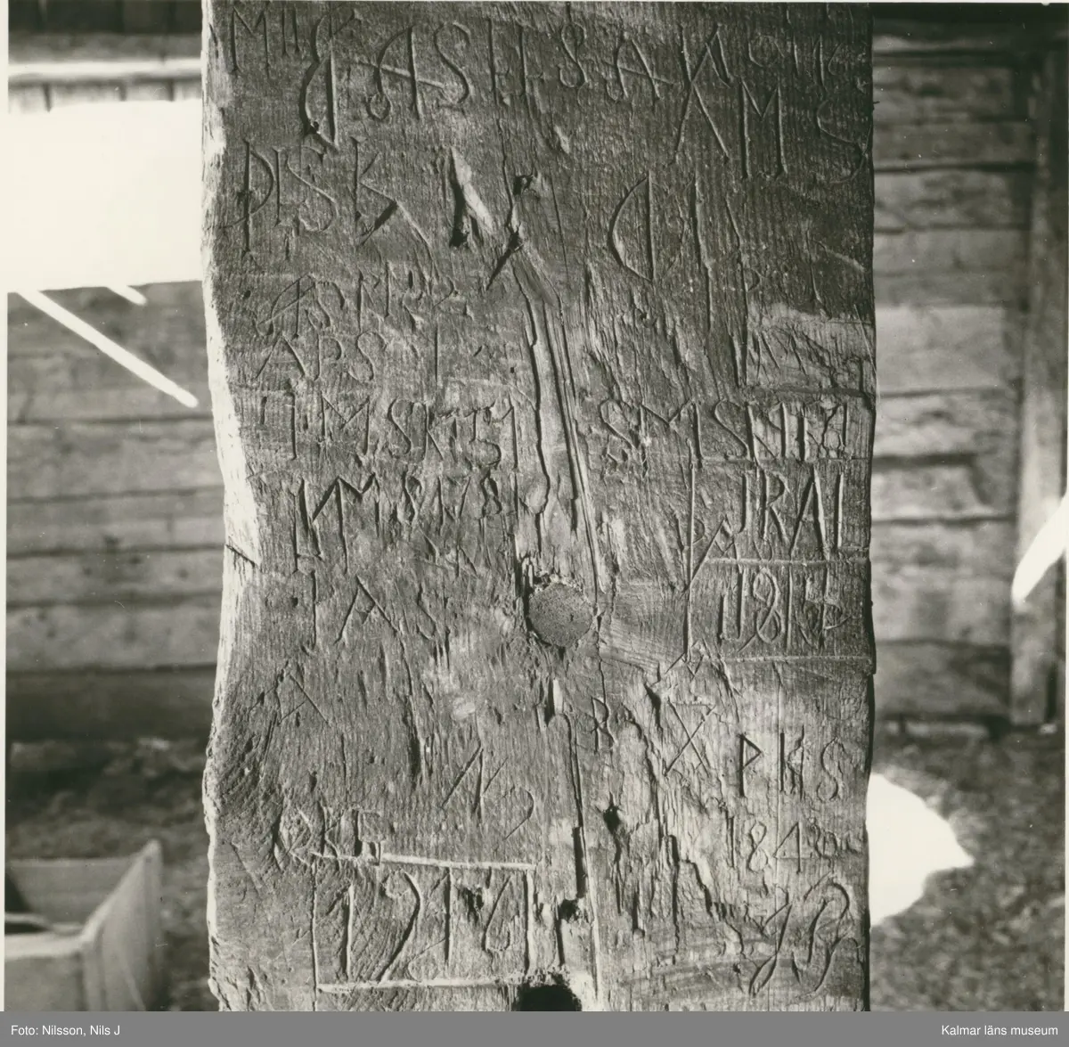 Högsula med inskription. - Kalmar läns museum / DigitaltMuseum