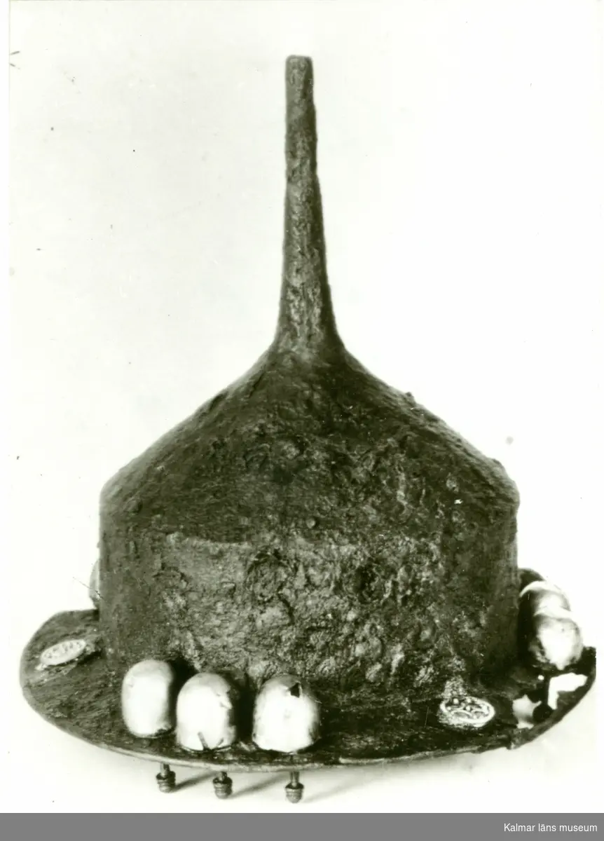 Sköldbuckla med nitar och beslag i silver. Fynd i röse B. Undersökt 1927-28 av Mårten Stenberger.