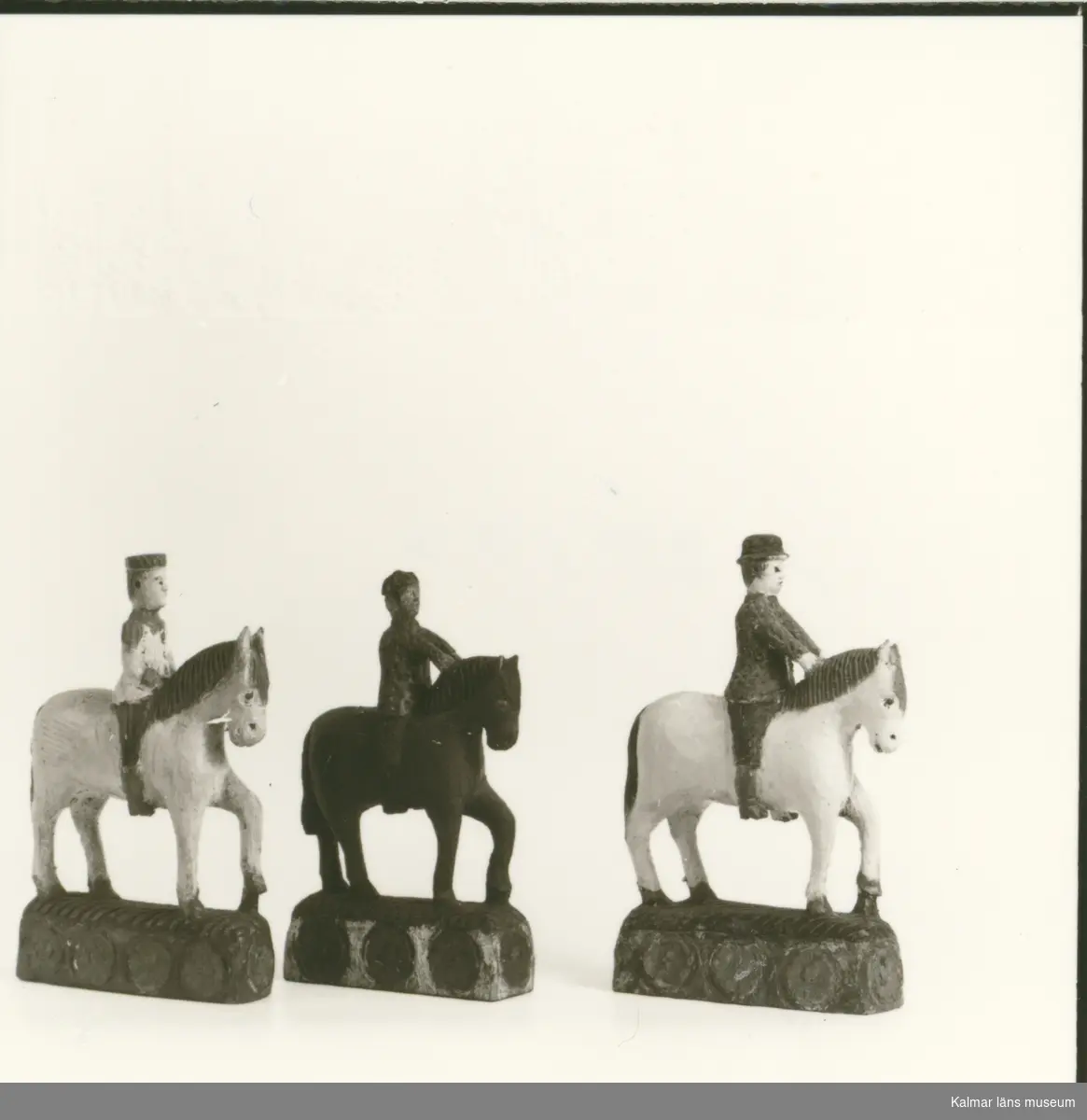 Alster av bildhuggaren Johan August Gustafsson i Seby. Johan August snidade flera versioner av Faraos Ryttare, där männens huvudbonad och färgen på hästarna varierade.