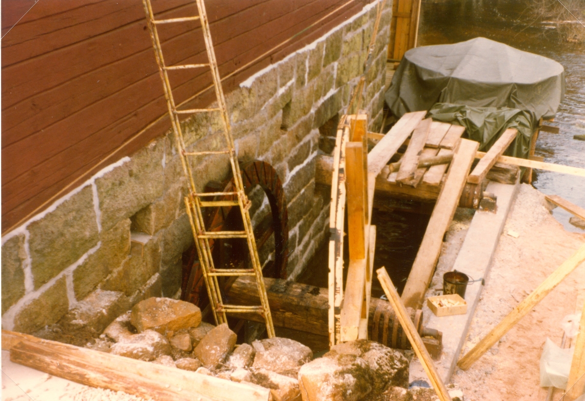 Vattenhjul vid restaureringen av Stensfors kvarn 1976-1977.