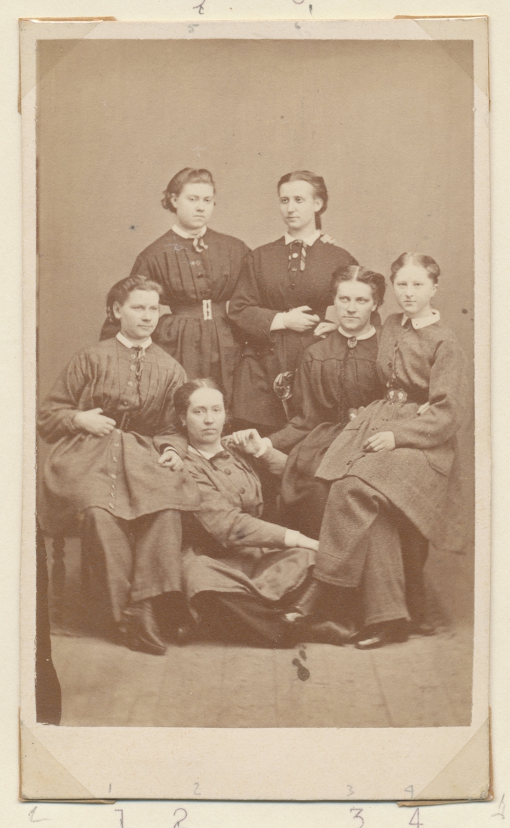 Kvinnlig gymnastiktrupp leda av gymnastiklärare Holmberg. Slutet av 1860 talet.
