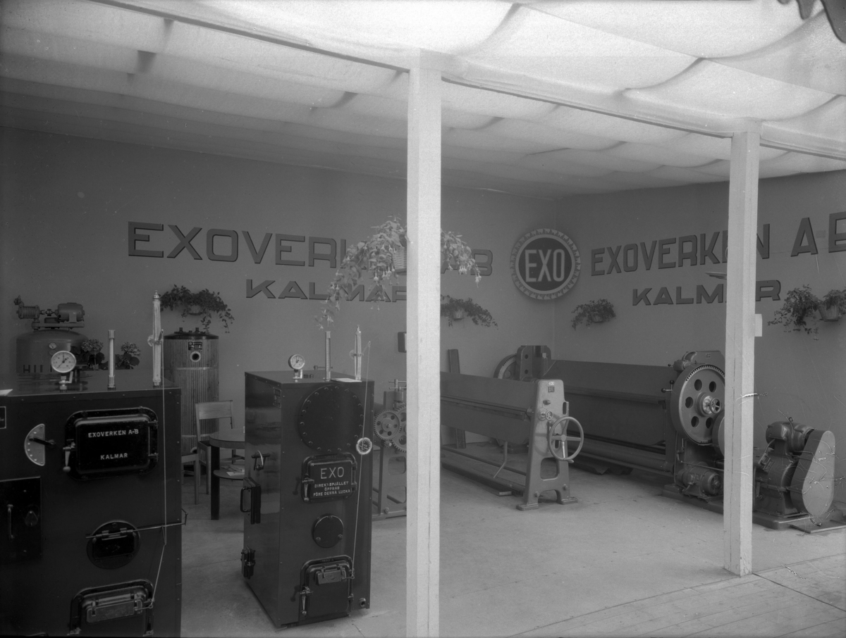 Text på skärmarna: "Exoverken AB Kalmar"
Exoverken AB Kalmar.
Industriutställningen på Rävspelet 1947.