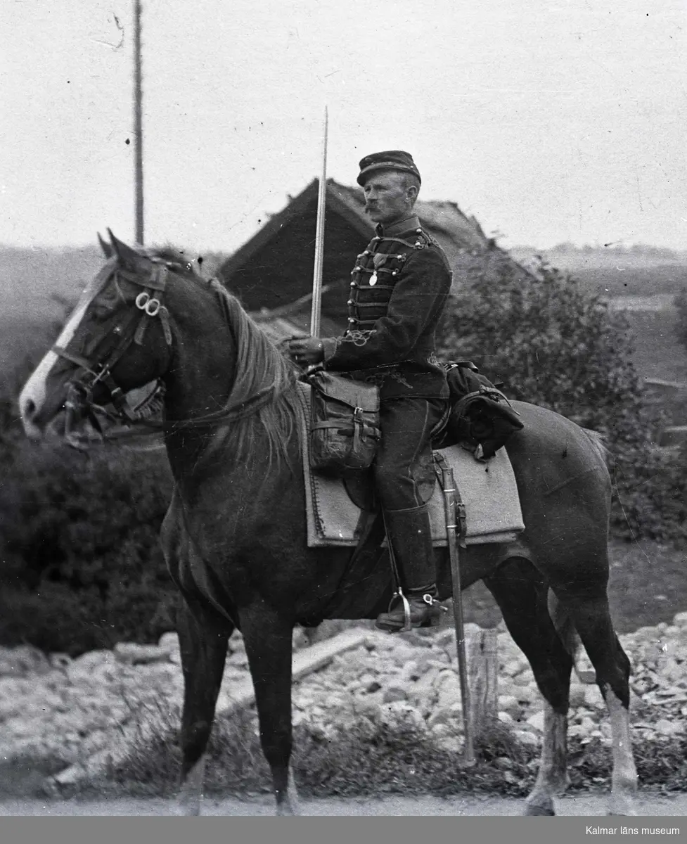 Karl Casimir sitter till häst i uniform.
