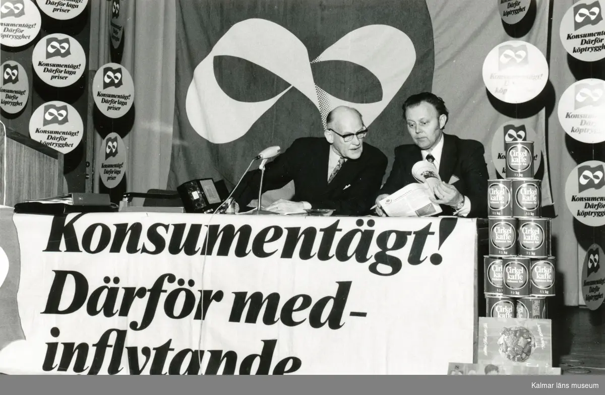 Kooperativa förbundets (KF:s) distriktsstämma i Folkets Hus, Kalmar.
Distriktschef Edvin Hjelm (till vänster i bild).