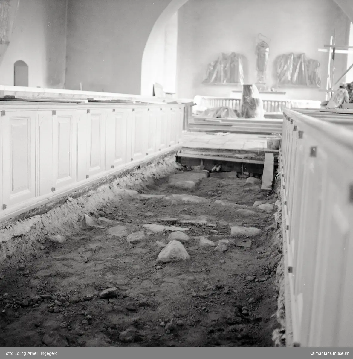 Stenpackning under golvet vid en arkeologisk utgrävning i Söderåkra kyrka.