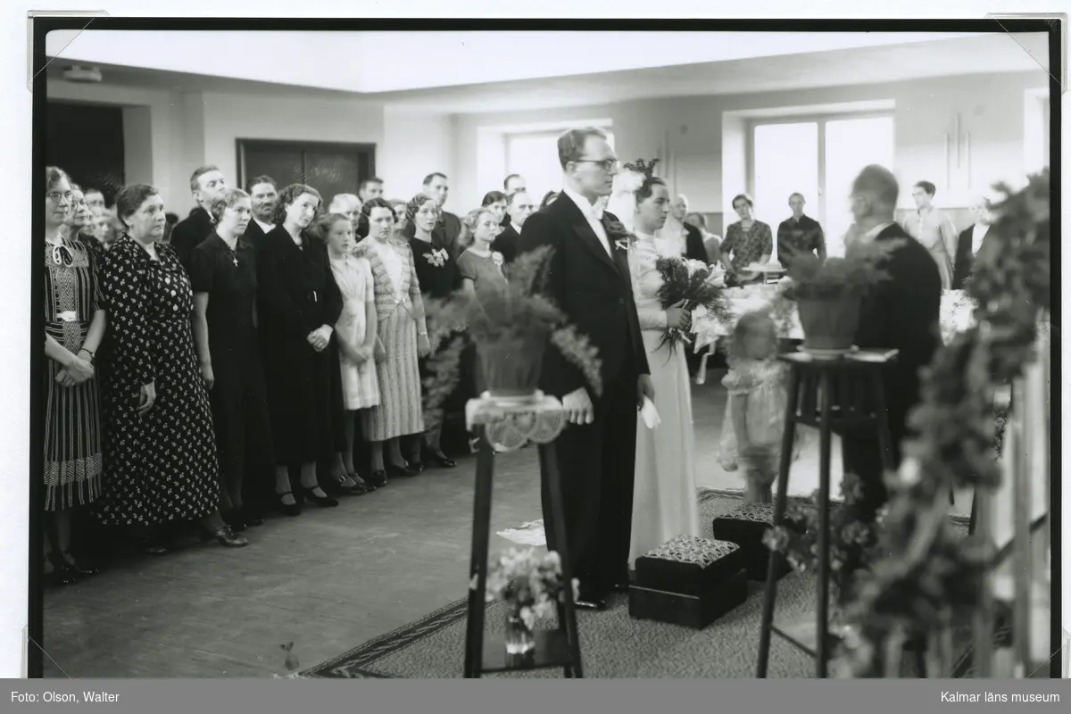 Brudpar med gäster på 1939-07-15.