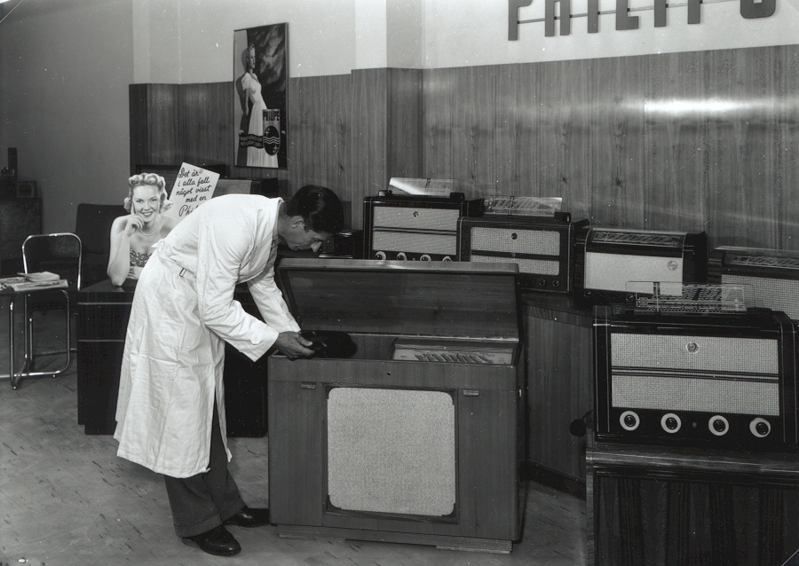 Interiör från radioaffär på 50-talet. Nymodigheten TV har just börjat säljas.