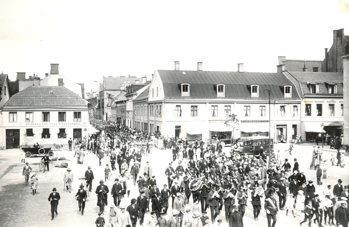 Kalmar Regementes 300-årsjubileum i Kalmar den 23 juni 1923. Marschen genom staden till Stadsparken, där en minessten avtäcktes.