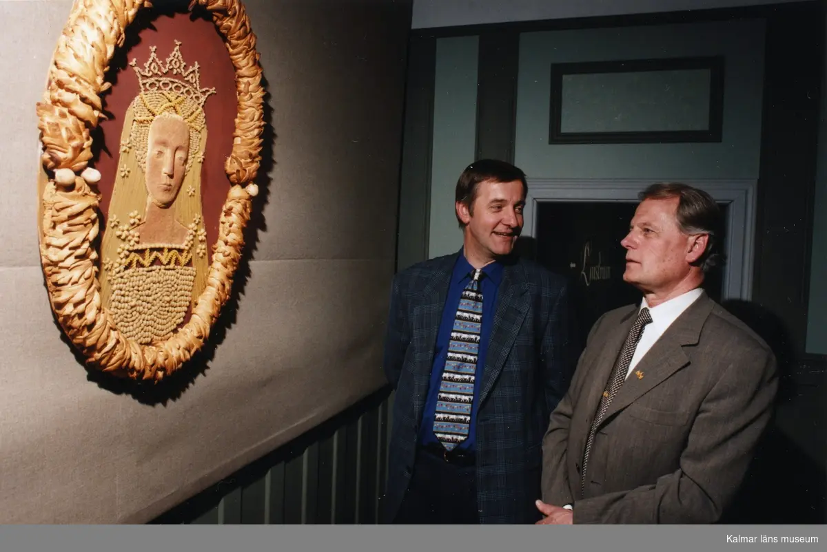 Invigning av utställningen "Smaka på Sverige" 13/5 1997 på Kalmar Läns Museum.
En relief av drottning Margaretha som skådebröd.