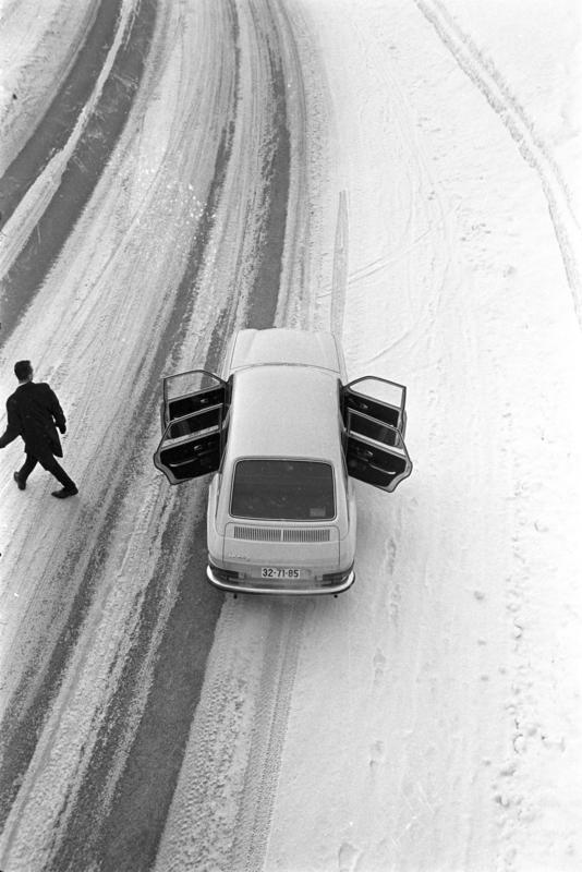 Mann og bil på vintervei i 1969. (Foto/Photo)