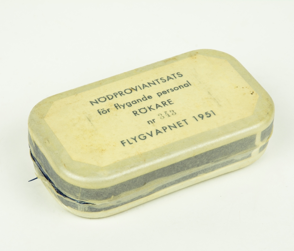 Ask till nödproviantsats för flygande personal, rökare packad 9/4 1951.