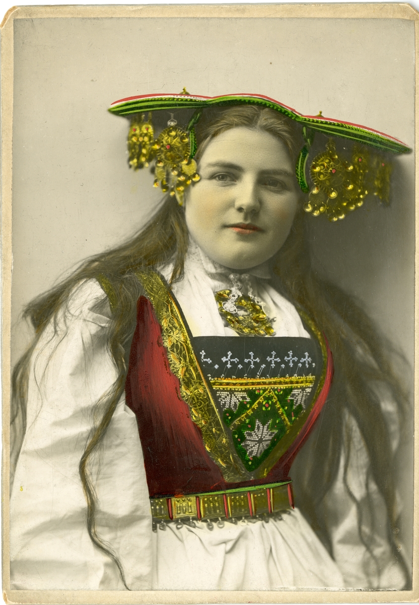 Kolorert studiofotografi av kvinne med brudedrakt og krone på hodet. Voss i Hordaland.