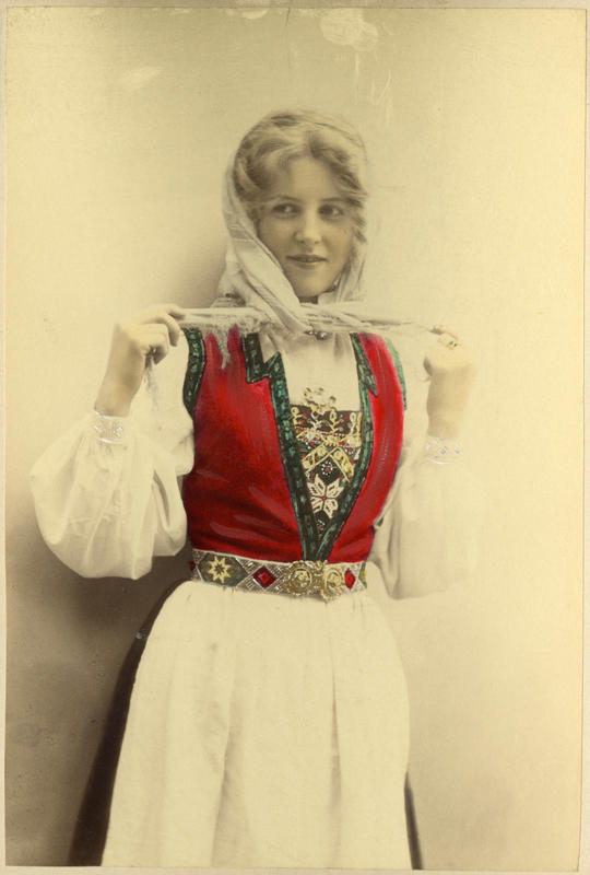 Fargelagt portrett av ung pike i Hardangerdrakt. 1905. (Foto/Photo)