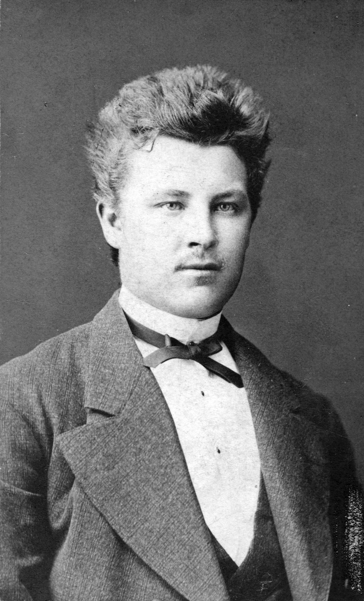 Henning Lindgren, 1870-tal.Bl.a. red. Sekr. på Köpings Posten.