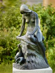 Elvejenta og endene [Statue]