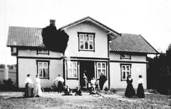 Nedre Skjønhaug gård i Trøgstad 1910. Foran huset er familie