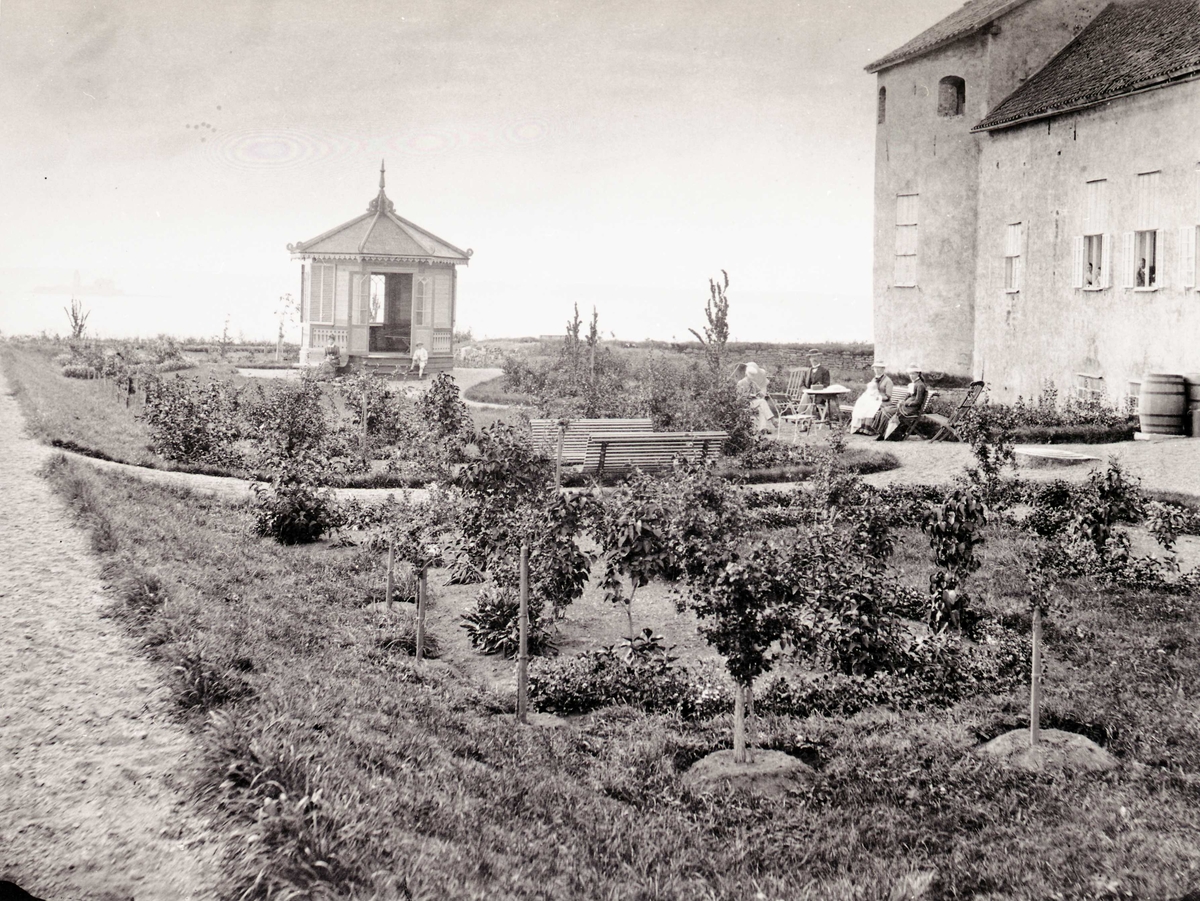 Trädgården på slottsvallen med landshövding Edelstam och familj. - Kalmar  läns museum / DigitaltMuseum