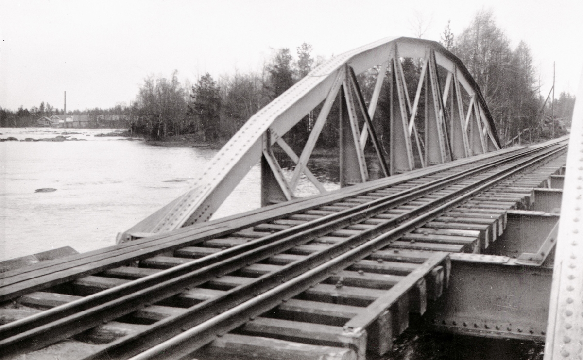Järnvägsbron över Alsterån med Sandslätts möbelfabrik i fonden år 1928.