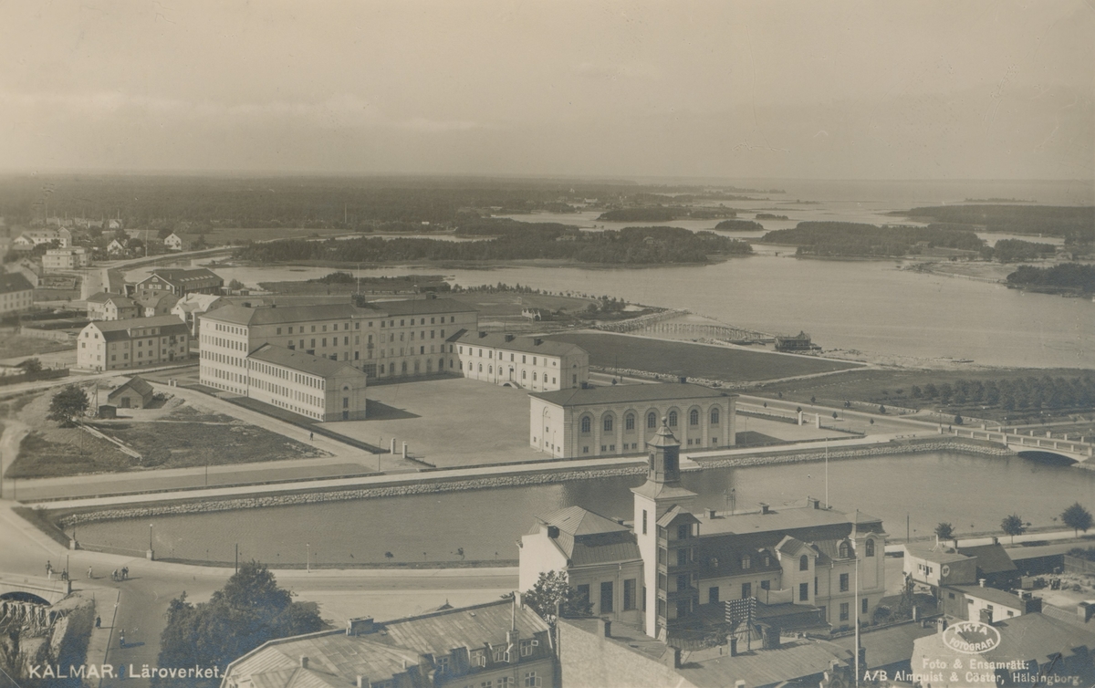 Vykort över Kalmar högre allmänna läroverk, nuvarande Stagneliusskolan. Bakom Fredriksskans, ute i Malmfjärden, syns ett av Kalmars fyra klapphus. Det revs senast 1940.