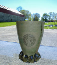Hånddreid keramikkrus produsert på bestilling fra museet. Krusene er grønnglasserte og har "logoen" til den siste katolske biskopen på Hamar som merke i glasseringa. (Foto/Photo)